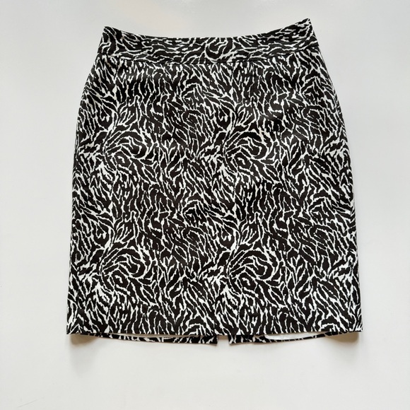 LOFT Dresses & Skirts - Ann Taylor Loft Petite Swirl Print Shift Skirt in Black & White